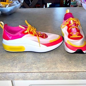 Rare like new Nike Air Max Dias size 9 - CUTE!!!!